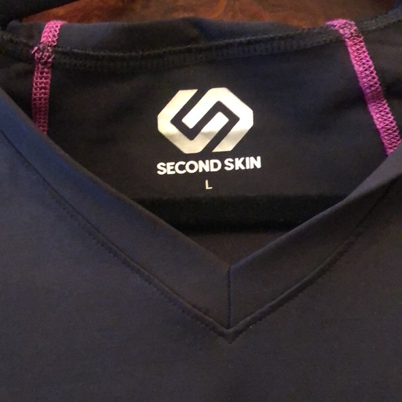 Second Skin workout top with hood and front pocket. - Picture 2 of 4